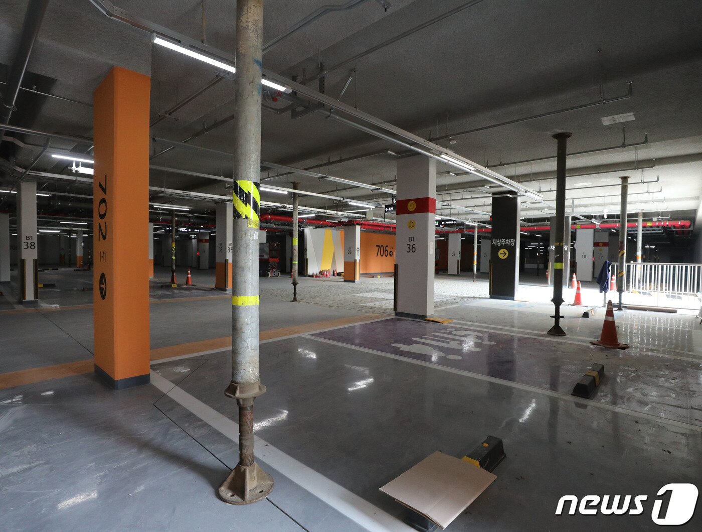 본문 이미지 - 1일 경기 오산시 청학동 오산세교2 A6블록 아파트 지하주차장에 잭서포트(하중분산 지지대)가 설치돼 있다. 2023.8.1/뉴스1 ⓒ News1 김영운 기자