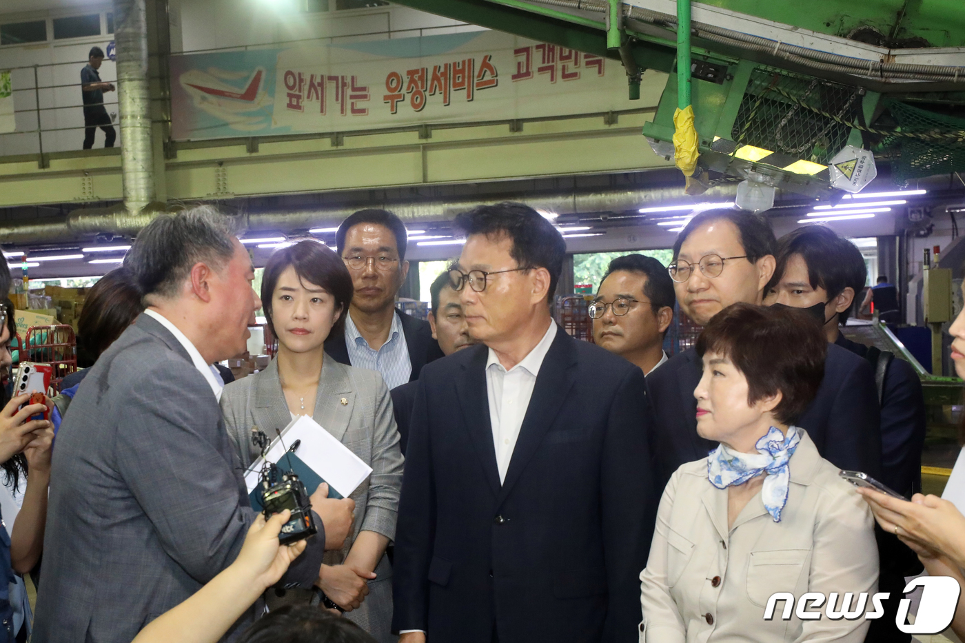 (서울=뉴스1) 황기선 기자 = 박광온 더불어민주당 원내대표가 1일 오전 서울 광진구 동서울우편물류센터를 찾아 폭염 속 택배 노동현장을 살펴보고 있다. 2023.8.1/뉴스1