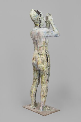 본문 이미지 - 약사여래입상_이유성_2023_석고붕대 위에  소민경의 드로잉, 나무_165x40x45cm (서울시립미술관 제공) 