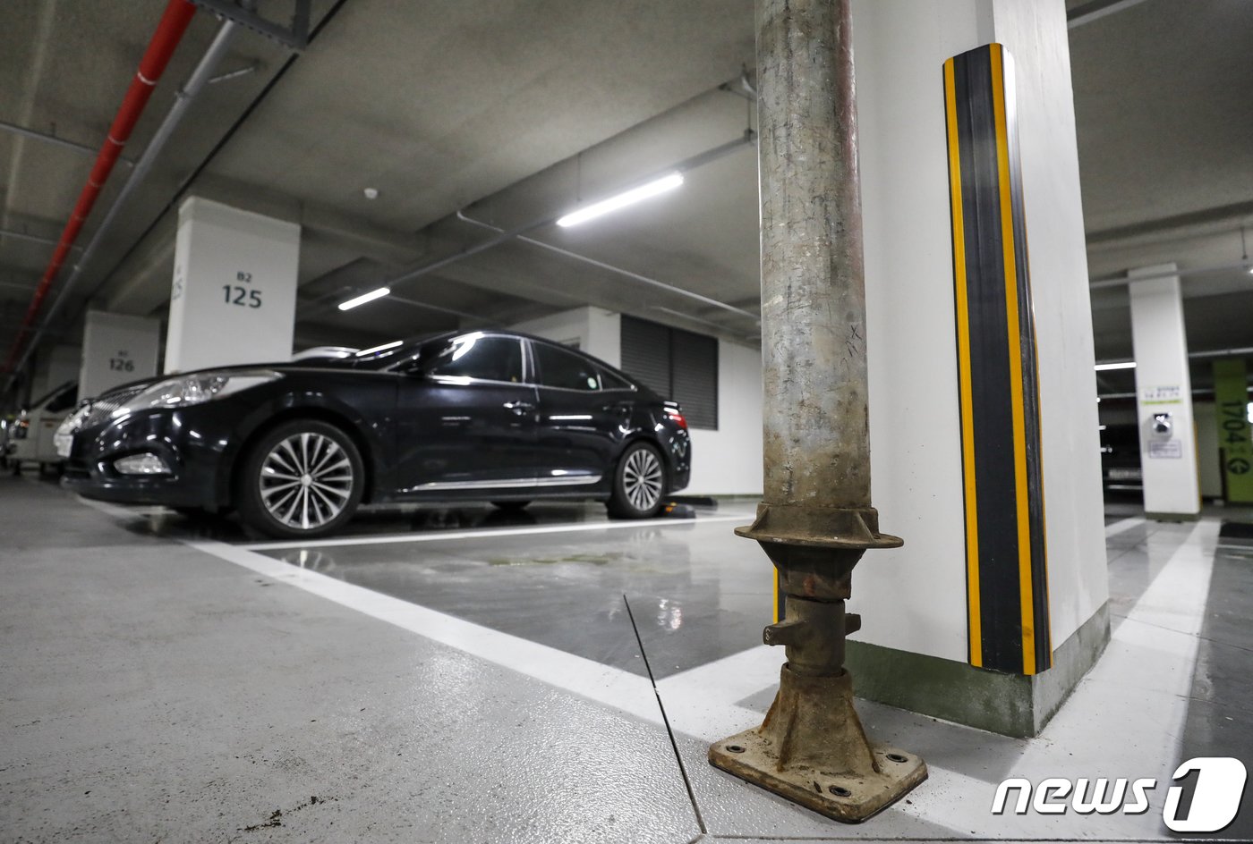 본문 이미지 - 1일 경기 남양주시 별내동 한 아파트 지하주차장에 잭서포트&#40;하중분산 지지대&#41;가 설치돼 있다. 2023.8.1/뉴스1 ⓒ News1 김도우 기자