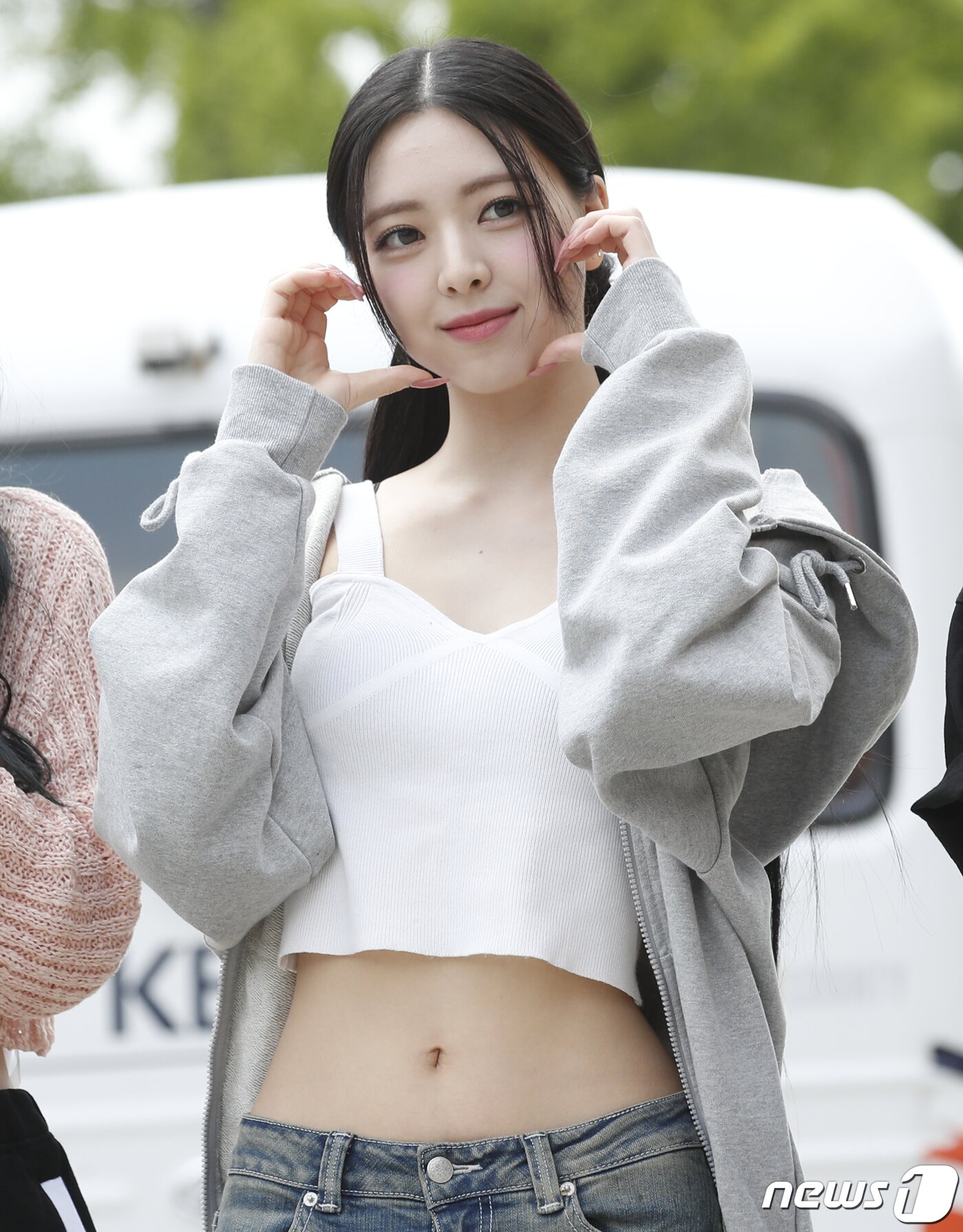 본문 이미지 - 그룹 있지 유나가 라디오 '이은지의 가요광장' 생방송을 위해 1일 오후 서울 영등포구 KBS 본관에 도착해 환호하는 팬에게 볼 하트를 하고 있다. ⓒ News1 권현진 기자