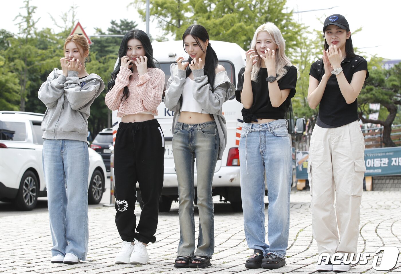 본문 이미지 - 그룹 있지 예지(왼쪽부터)와 채령, 유나, 리아, 류진이 라디오 '이은지의 가요광장' 생방송을 위해 1일 오후 서울 영등포구 KBS 본관에 도착해 새 앨범 '케이크' 포즈를 취하고 있다. ⓒ News1 권현진 기자