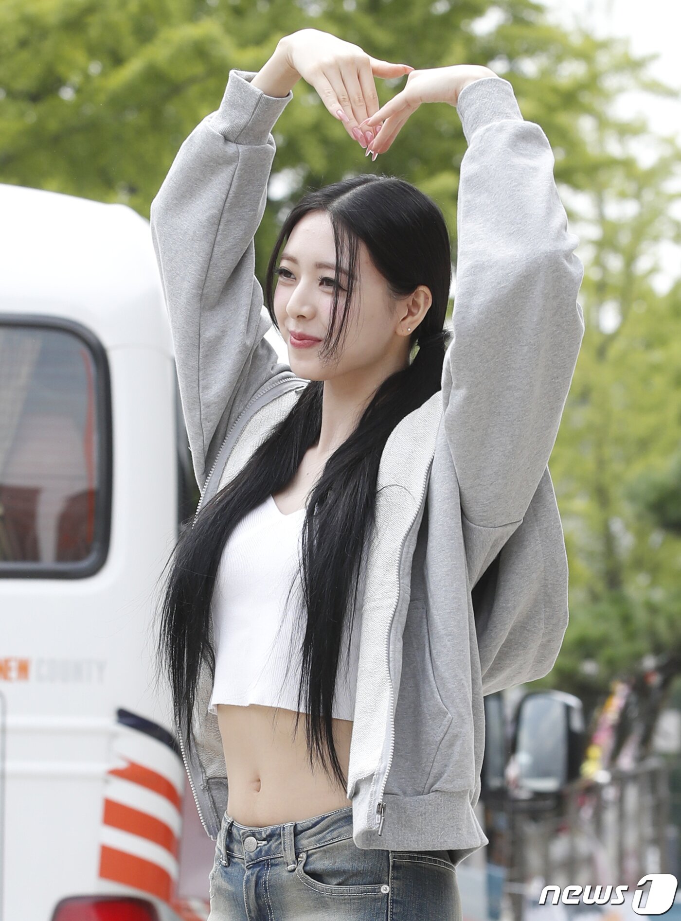 본문 이미지 - 그룹 있지 유나가 라디오 '이은지의 가요광장' 생방송을 위해 1일 오후 서울 영등포구 KBS 본관에 도착해 환호하는 팬에게 하트를 그리고 있다. ⓒ News1 권현진 기자