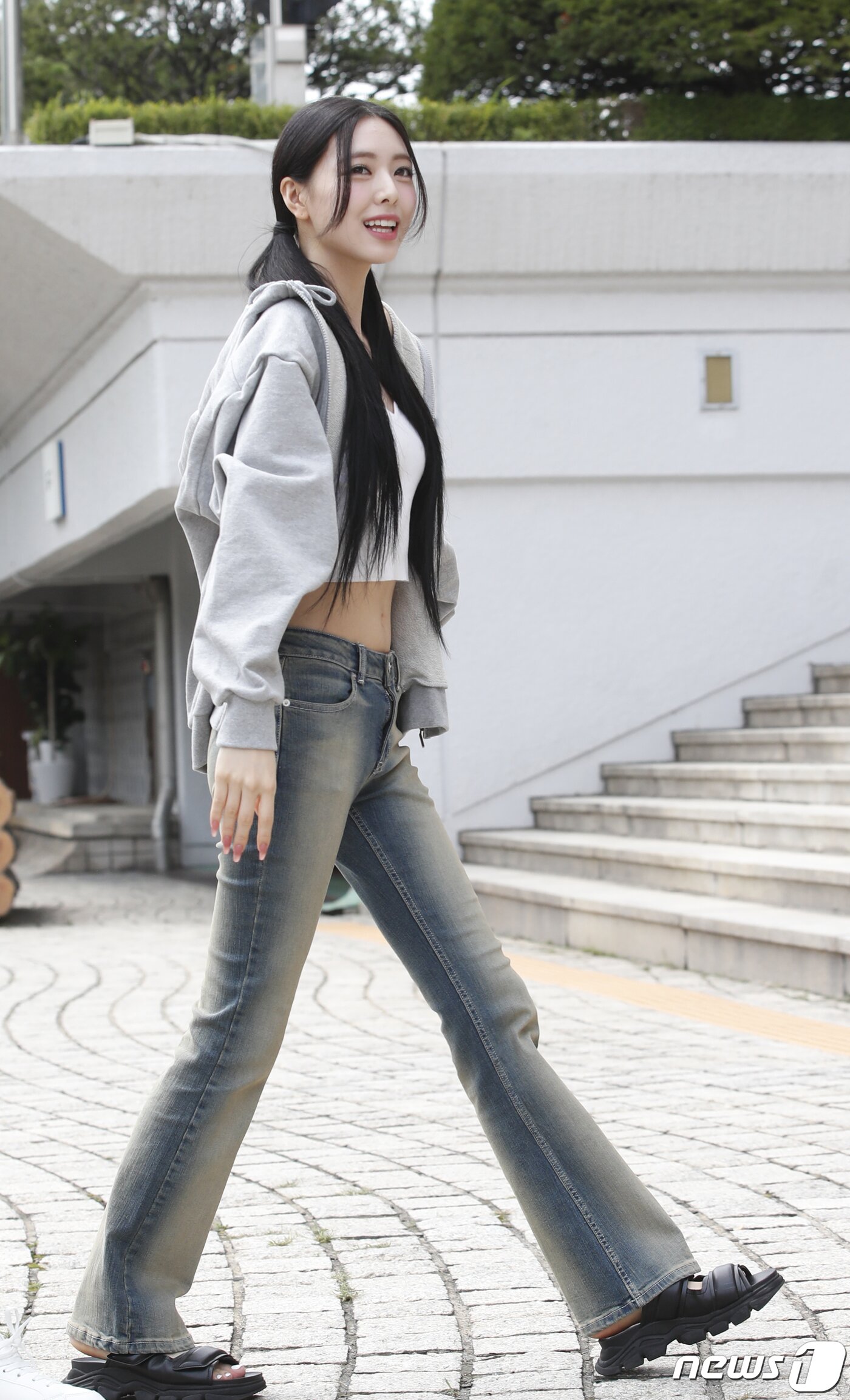 본문 이미지 - 그룹 있지 유나가 '이은지의 가요광장' 생방송을 위해 1일 오후 서울 영등포구 KBS 본관으로 들어서고 있다. ⓒ News1 권현진 기자