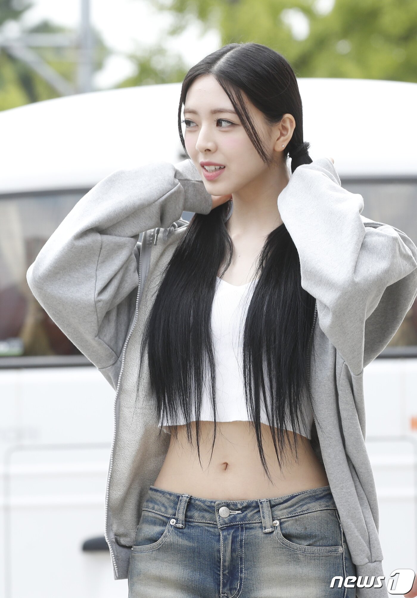 본문 이미지 - 그룹 있지 유나가 라디오 '이은지의 가요광장' 생방송을 위해 1일 오후 서울 영등포구 KBS 본관에 도착해 매무새를 고치고 있다. ⓒ News1 권현진 기자