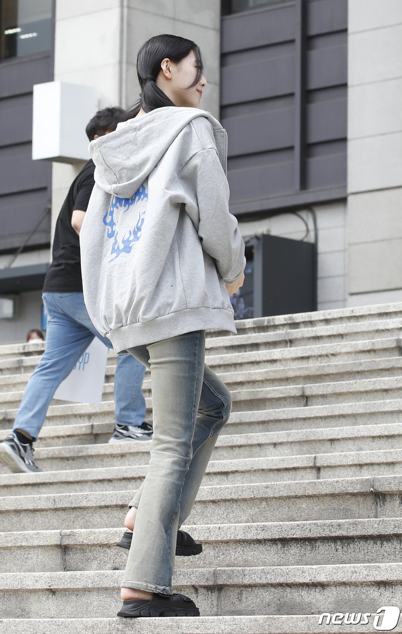 본문 이미지 - 그룹 있지 유나가 라디오 '이은지의 가요광장' 생방송을 위해 1일 오후 서울 영등포구 KBS 본관에 도착해 스튜디오로 이동을 하고 있다. ⓒ News1 권현진 기자