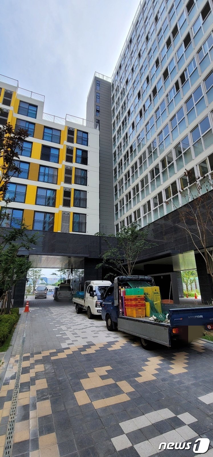 본문 이미지 - 서울시 강남구 자곡동 '디아크리온 강남(수서역세권 A-3BL) 내부로 이삿짐 센터 차량이 오가고 있다. 2023. 8. 1 .뉴스1 ⓒ News1 황보준엽 기자