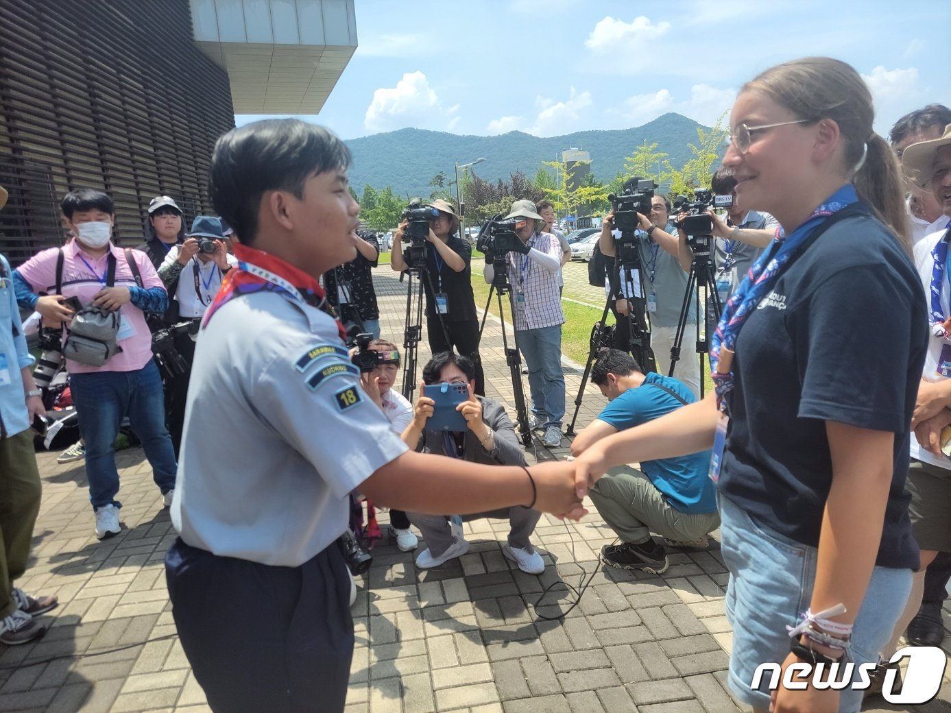 1일 새만금 세계잼버리 웰컴센터 앞에서 인사를 나누고 있는 참가자들. 왼쪽 말레이시아 국적  리스키 아난다시아&#40;17&#41;, 오른쪽 프랑스 국적 기멧 부토스&#40;15&#41;. .2023.8.1/뉴스1