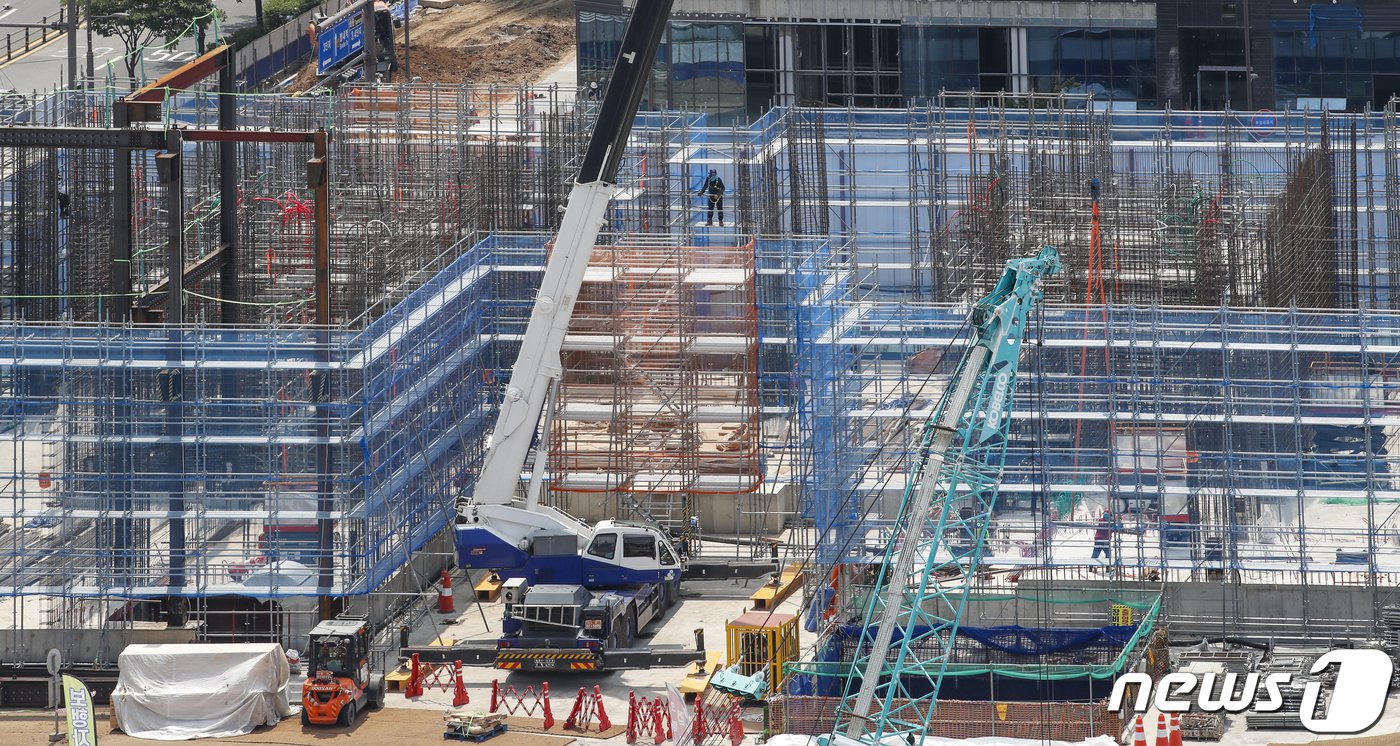 본문 이미지 - 사진은 이날 경기 남양주 시내 한 건설현장의 모습. 2023.8.1/뉴스1 ⓒ News1 김도우 기자