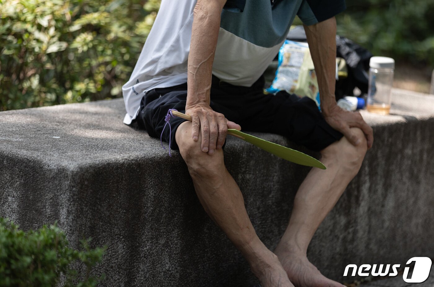 본문 이미지 - 폭염으로 인한 온열질환 환자가 증가하고 있는 1일 오후 서울 종로구 탑골공원에서 한 어르신이 더위에 지친 모습을 보이고 있다. 온열질환은 폭염에 장시간 노출될 때 열로 발생하는 급성질환이다. 무더위에 장시간 노출 시 두통, 어지러움, 근육경련, 피로감, 의식 저하 등의 증상을 보인다. 2023.8.1/뉴스1 ⓒ News1 이재명 기자