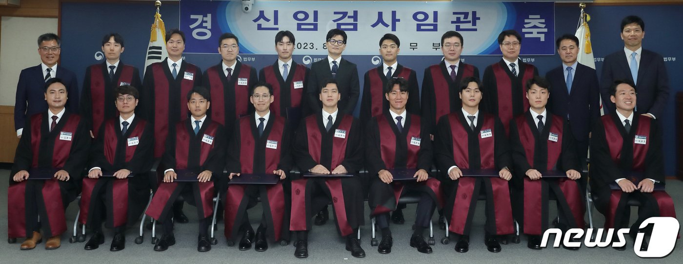 본문 이미지 - 한동훈 법무부 장관이 1일 오후 경기도 과천시 정부과천청사 법무부 대회의실에서 열린 신임검사 임관식에서 기념촬영을 하고 있다. (법무부 제공) 2023.8.1/뉴스1