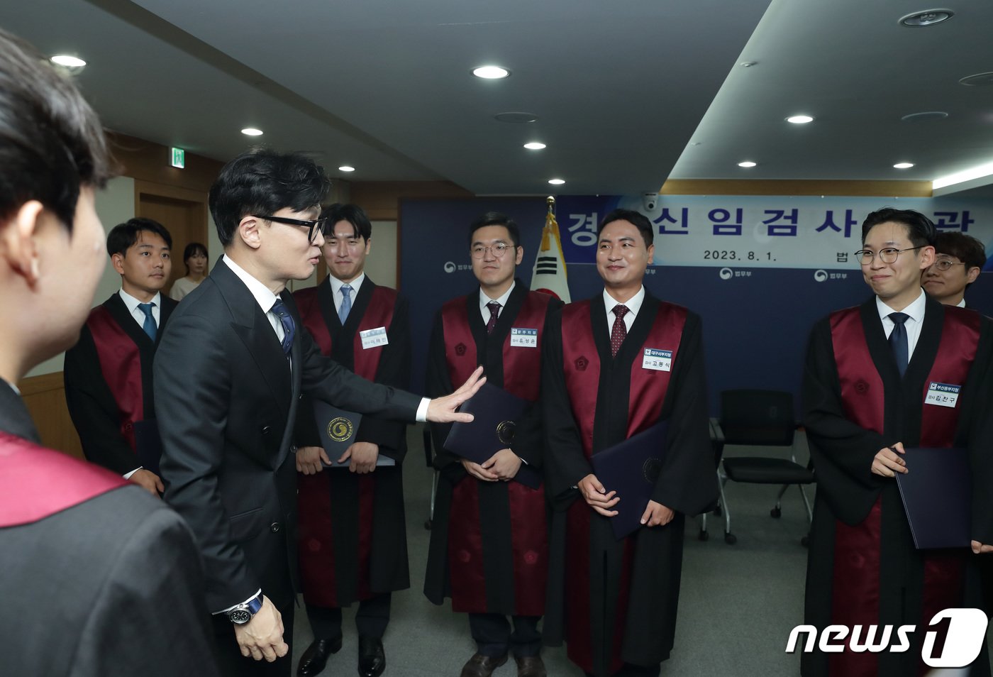본문 이미지 - 한동훈 법무부 장관이 1일 오후 경기도 과천시 정부과천청사 법무부 대회의실에서 열린 신임검사 임관식에서 대화를 나누고 있다. (법무부 제공) 2023.8.1/뉴스1