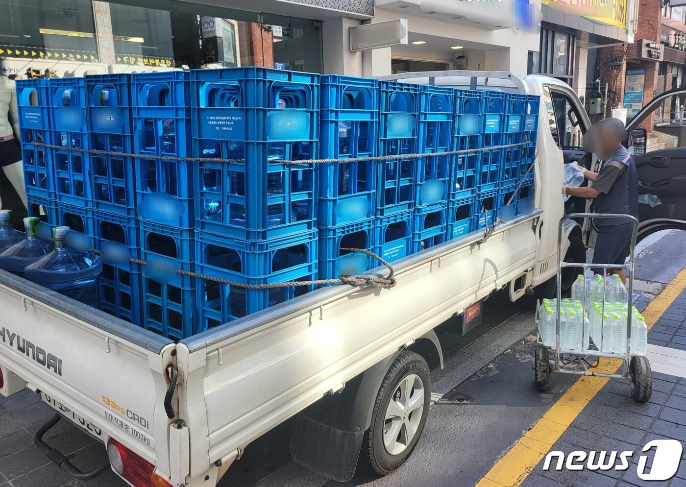 본문 이미지 - 1일 부산지역에 폭염특보가 8일째 이어지는 가운데 배달 노동자들이 구슬땀을 흘리며 일하고 있다.2023.8.1/뉴스1 ⓒ News1 조아서 기자 