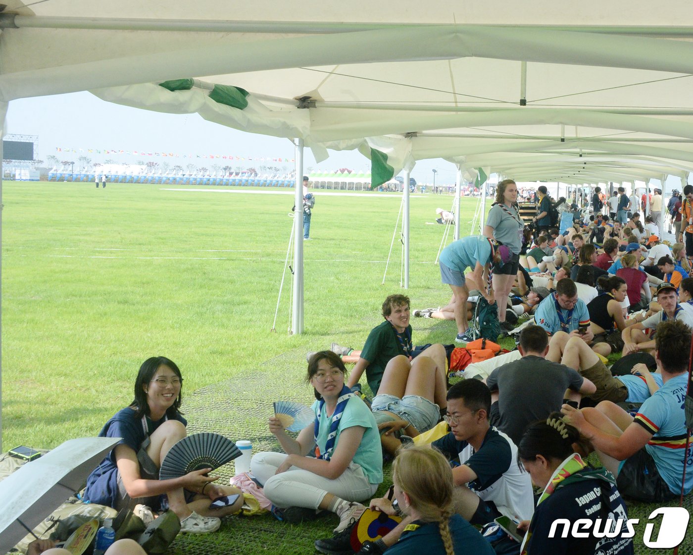 본문 이미지 - 2023 새만금 세계스카우트 잼버리 개막일인 1일 전북 부안군 잼버리 대회장에서 대원들이 천막 아래에서 더위를 식히고 있다. ⓒ News1 유경석 기자