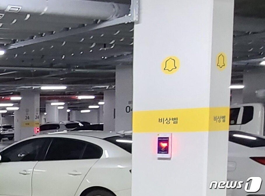 본문 이미지 - 철근 누락이 확인된 아산탕정 2-A14 행복주택 지하주차장 기둥에 비상벨이 설치돼 있다. 2023.8.1. /뉴스1 ⓒNews1 이시우 기자