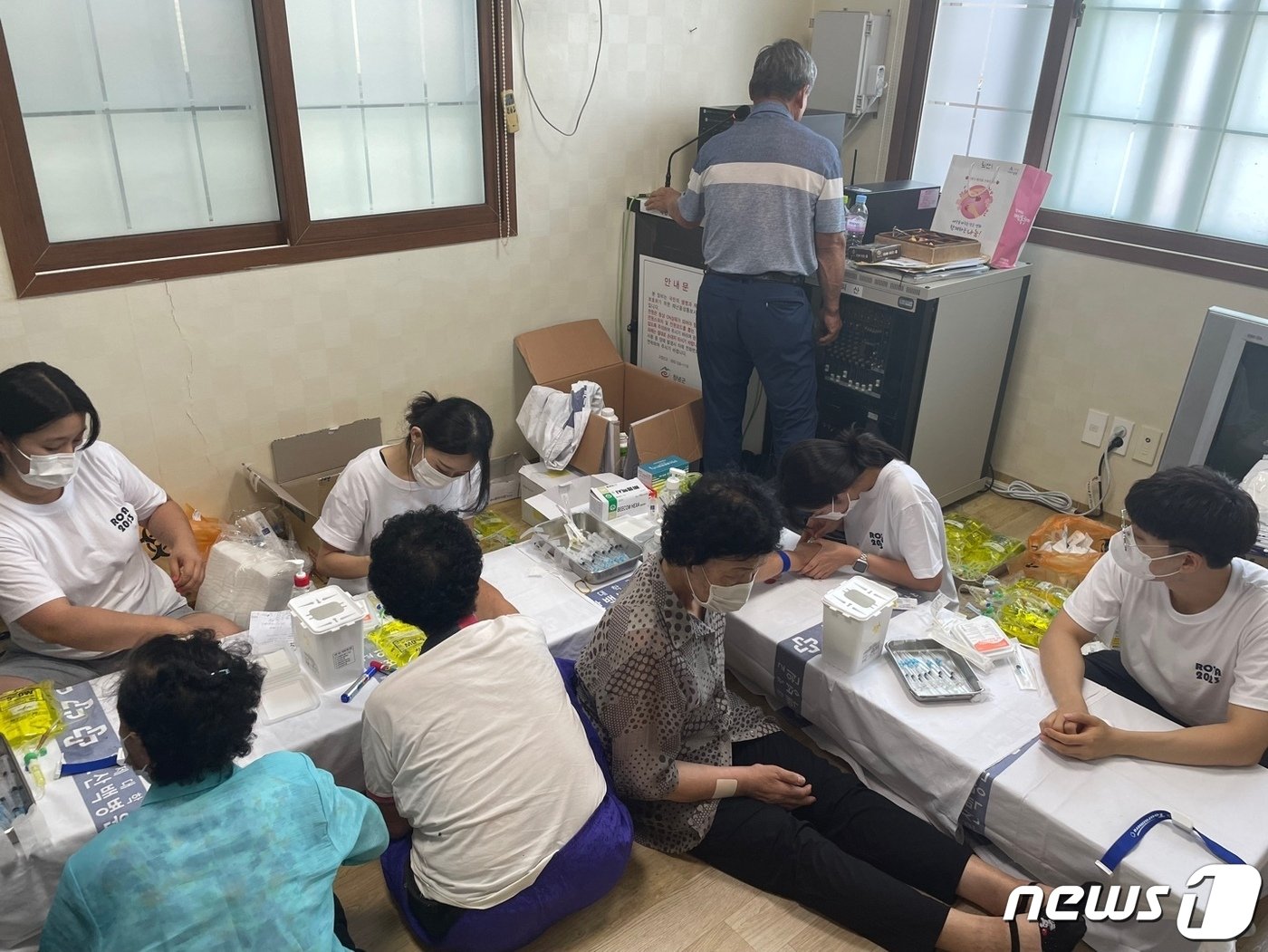 본문 이미지 - 의료봉사에 참가한 인제대 의대생들이 창녕군 어르신들을 대상으로 진료를 보고 있다.(창녕군 제공)