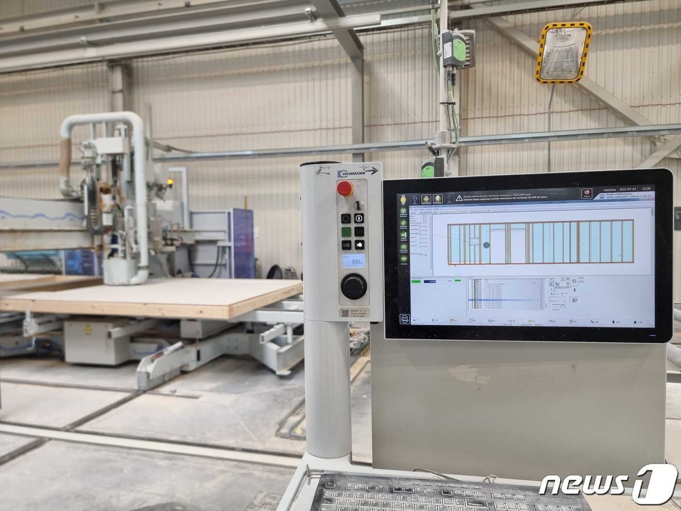 본문 이미지 - 자동화 설비가 구축된 단우드 제1공장 모습. 2023. 7. 24 .뉴스1 ⓒ News1 박기현 기자