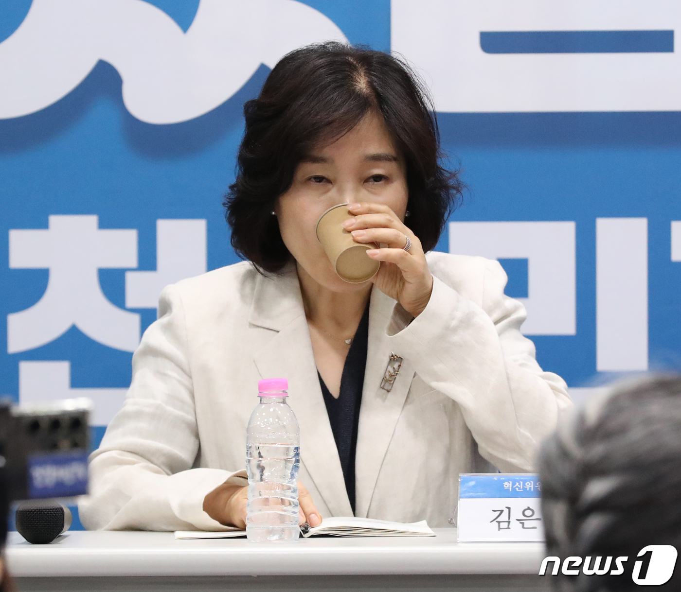 (인천=뉴스1) 송원영 기자 = 김은경 더불어민주당 혁신위원장이 1일 저녁 인천 남동구 더불어민주당 인천광역시당에서 열린 인천시민과의 대화에서 물을 마시고 있다. 2023.8.1/ …