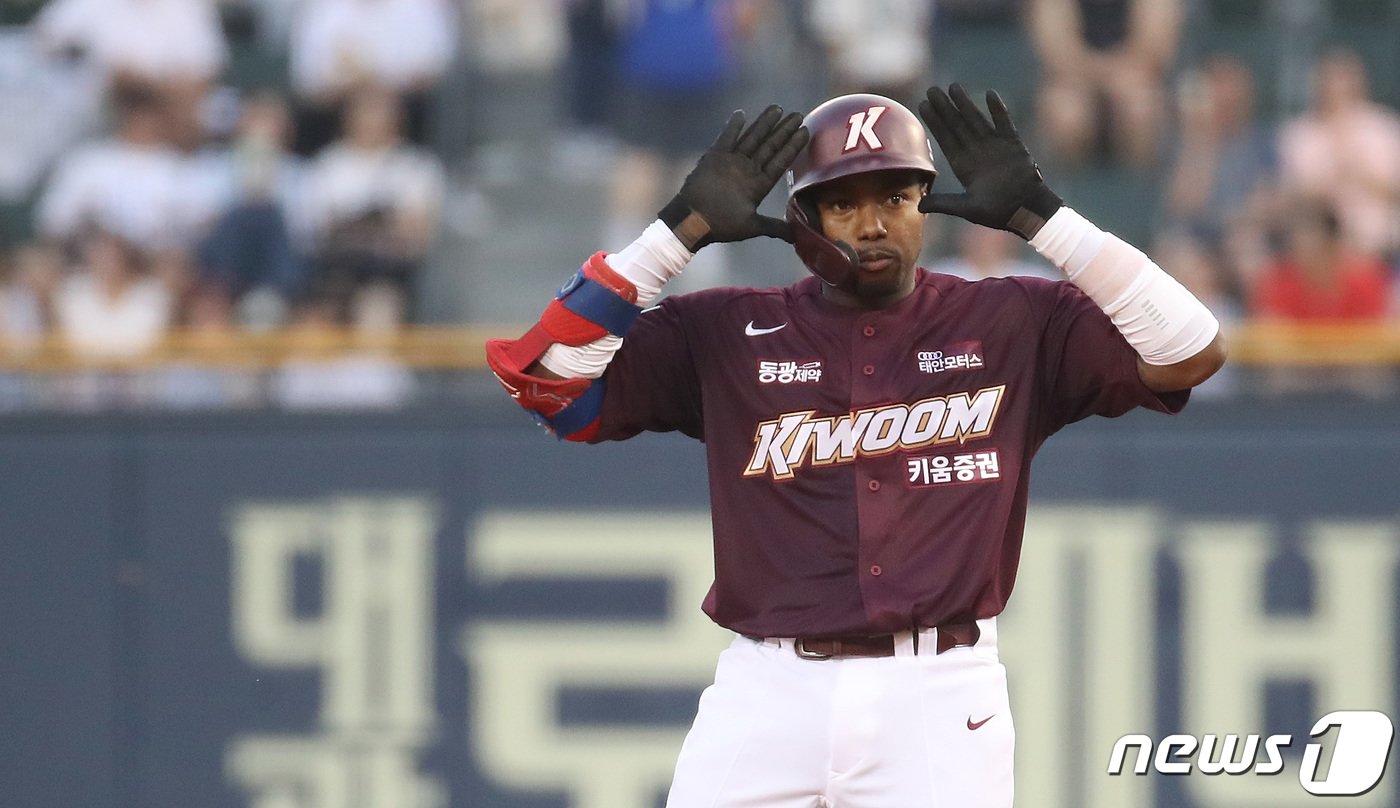 본문 이미지 - 1일 오후 서울 송파구 잠실야구장에서 열린 프로야구 '2023 신한은행 SOL KBO리그' LG 트윈스와 키움 히어로즈의 경기, 3회초 1사 1,3루 상황 키움 도슨이 선취 1타점 적시 2루타를 때려낸 뒤 세리머니를 하고 있다. 2023.8.1/뉴스1 ⓒ News1 이동해 기자