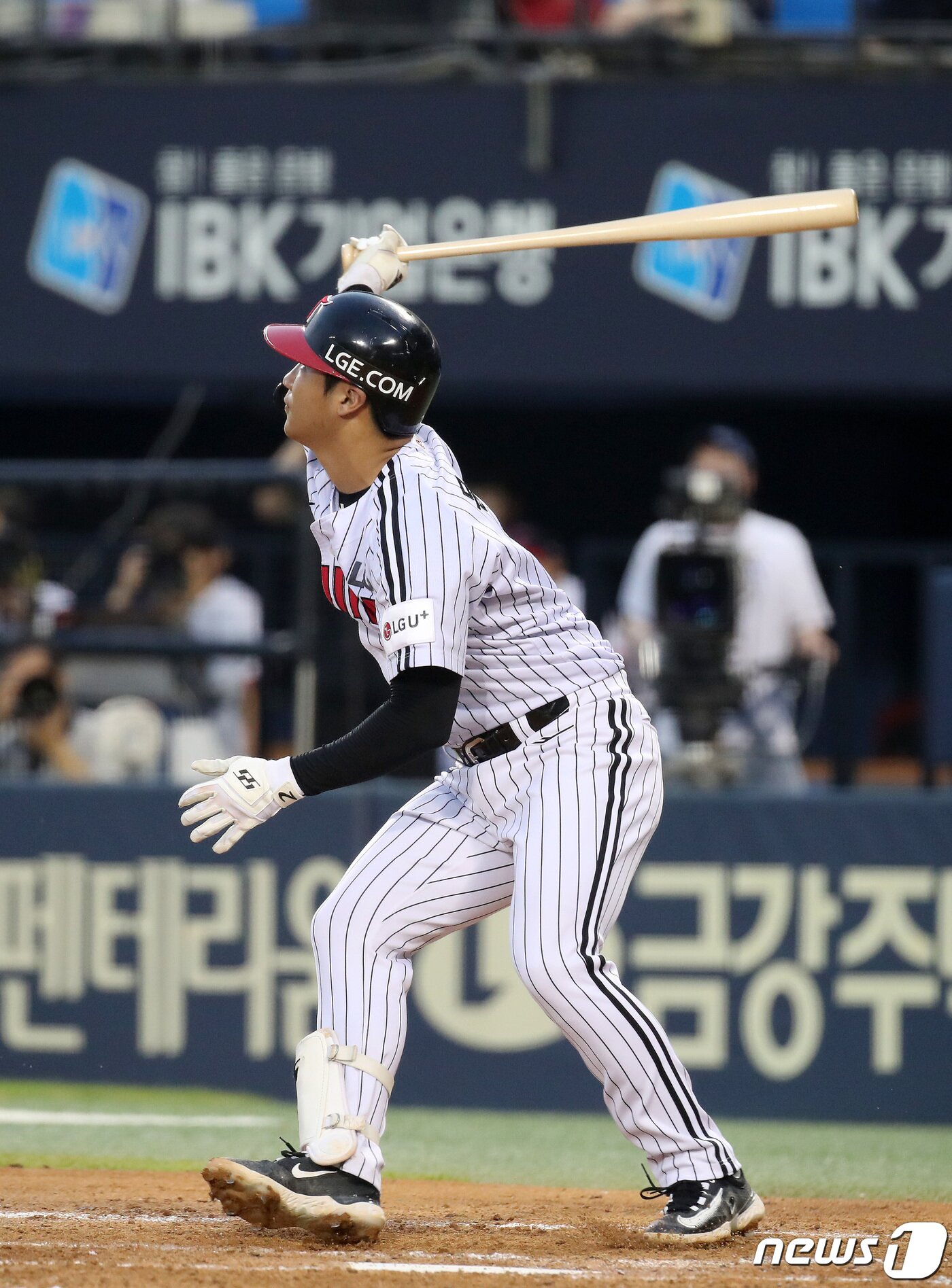 본문 이미지 - 1일 오후 서울 송파구 잠실야구장에서 열린 프로야구 '2023 신한은행 SOL KBO리그' LG 트윈스와 키움 히어로즈의 경기, 3회말 2사 2루 LG 문보경이 역전 투런홈런을 쏘아올리고 있다. 2023.8.1/뉴스1 ⓒ News1 이동해 기자