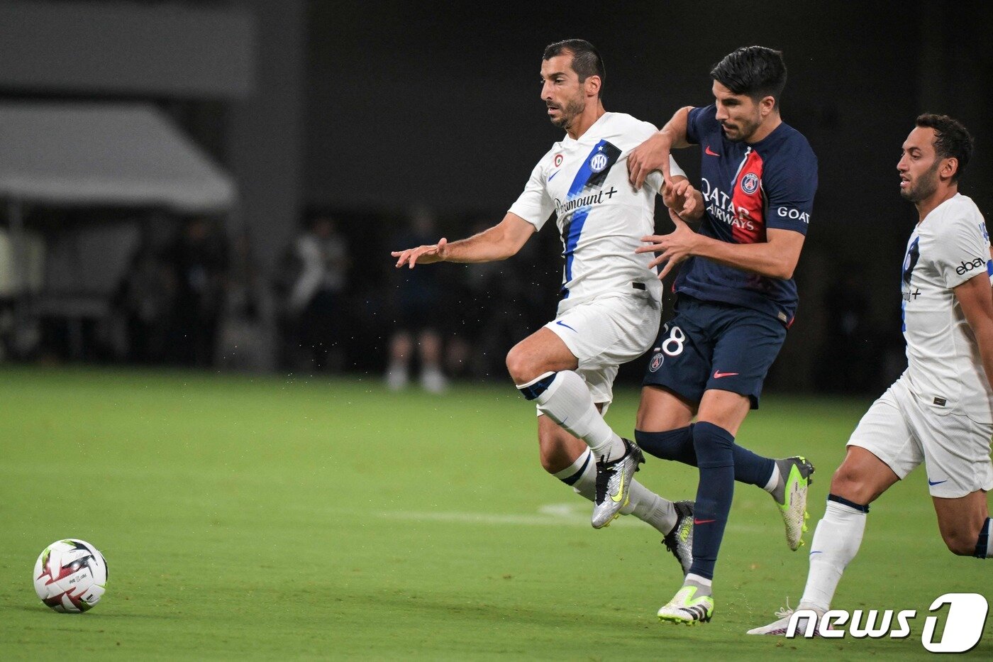 본문 이미지 - PSG의 카를로스 솔레르(오른쪽)와 헨릭 음키타리안이 공 경합을 펼치고 있다. ⓒ AFP=뉴스1