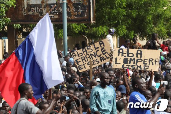 30일(현지시간) 서아프리카 니제르의 수도 니아메에서 니제르 쿠데타를 주도한 군부 세력의 지지자들이 반프랑스·친러시아 시위를 벌이고 있다. 2023.07.30/ © 로이터=뉴스1 © News1 박재하 기자