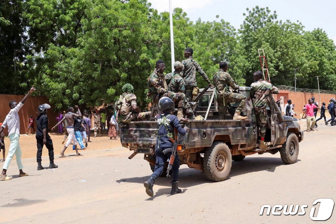 본문 이미지 - 30일(현지시간) 서아프리카 니제르의 수도 니아메에서 니제르 쿠데타를 주도한 군부 세력의 지지자들이 반프랑스 시위를 벌인 가운데 니제르 보안군이 시위를 통제하고 있다. 2023.07.30/ ⓒ 로이터=뉴스1 ⓒ News1 박재하 기자