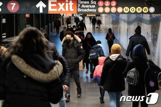 지난해 1월19일(현지시간) 사람들이 미국 뉴욕 맨해튼 지하철역을 걷고 있다. 22.01.19 © AFP=뉴스1 © News1 김예슬 기자