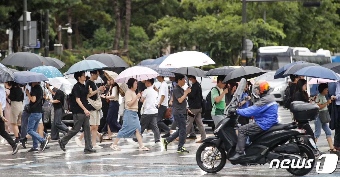 (서울=뉴스1) 김도우 기자 = 제6호 태풍 '카눈'이 한반도에 북상한 10일 오전 서울 종로구 광화문사거리에서 우산을 쓴 시민들이 발걸음을 재촉하고 있다.2023.8.10/뉴스1 …