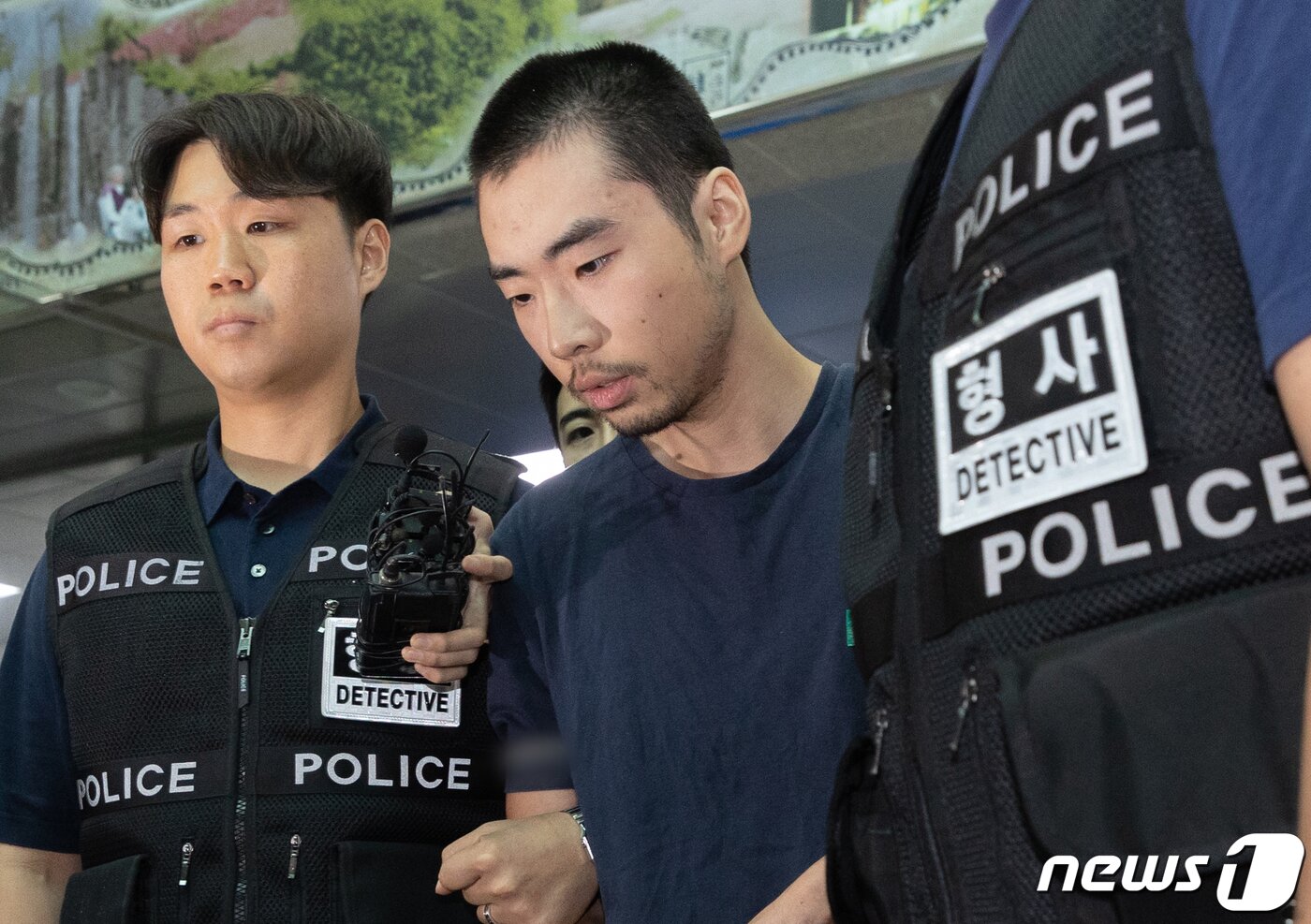 본문 이미지 - 14명의 사상자를 낸 '서현역 흉기난동' 사건의 피의자 최원종이 10일 오전 검찰로 송치되기 위해 경기도 성남시 수정경찰서에서 호송차로 향하고 있다. 2023.8.10/뉴스1 ⓒ News1 이재명 기자