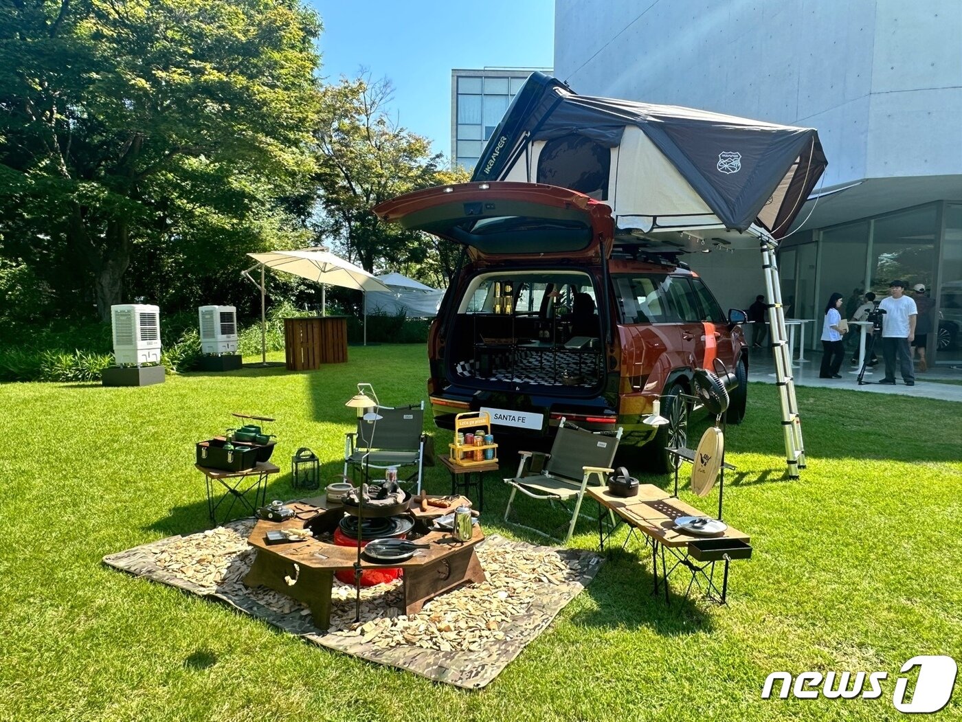 본문 이미지 - 지난 8~9일 경기도 파주서 전시한 신형 싼타페.ⓒ 뉴스1 이동희 기자