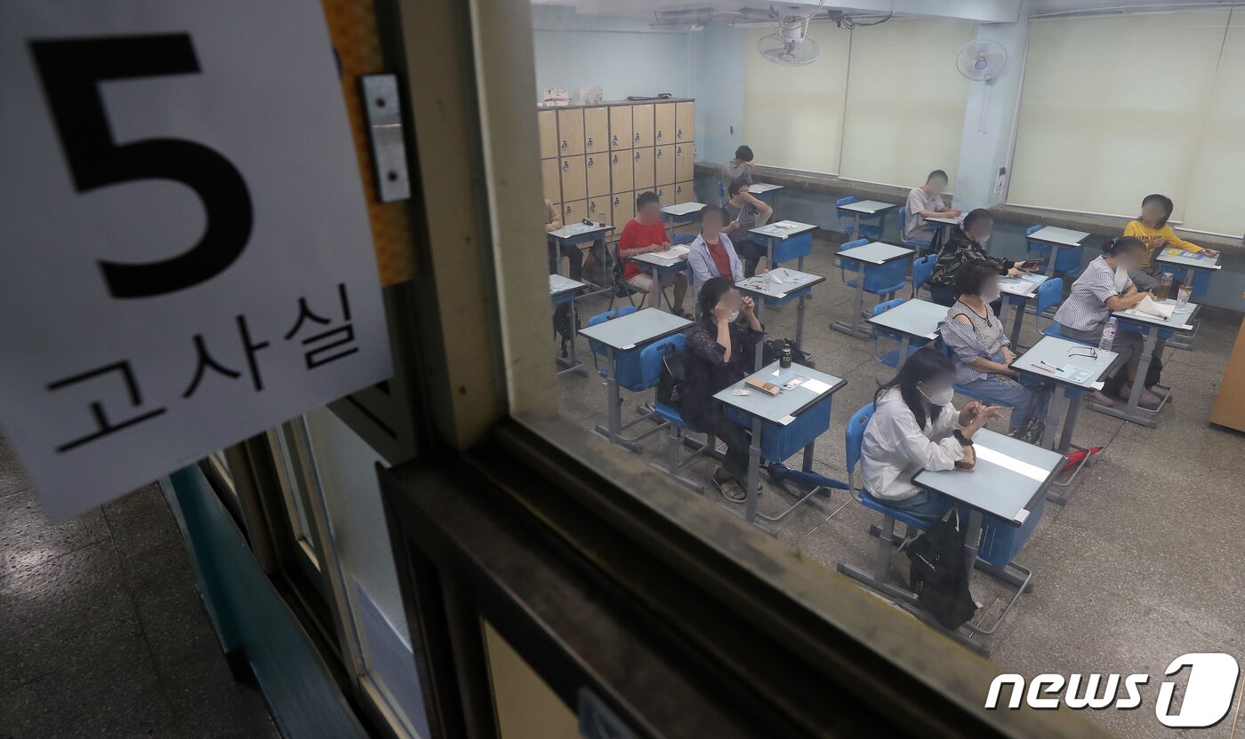 본문 이미지 - 2023년도 제2회 초·중·고졸 학력인정 검정고시가 실시된 10일 오전 서울 용산구 선린중학교 고사장에서 응시생들이 시험을 준비하고 있다. 2023.8.10/뉴스1 ⓒ News1 이동해 기자