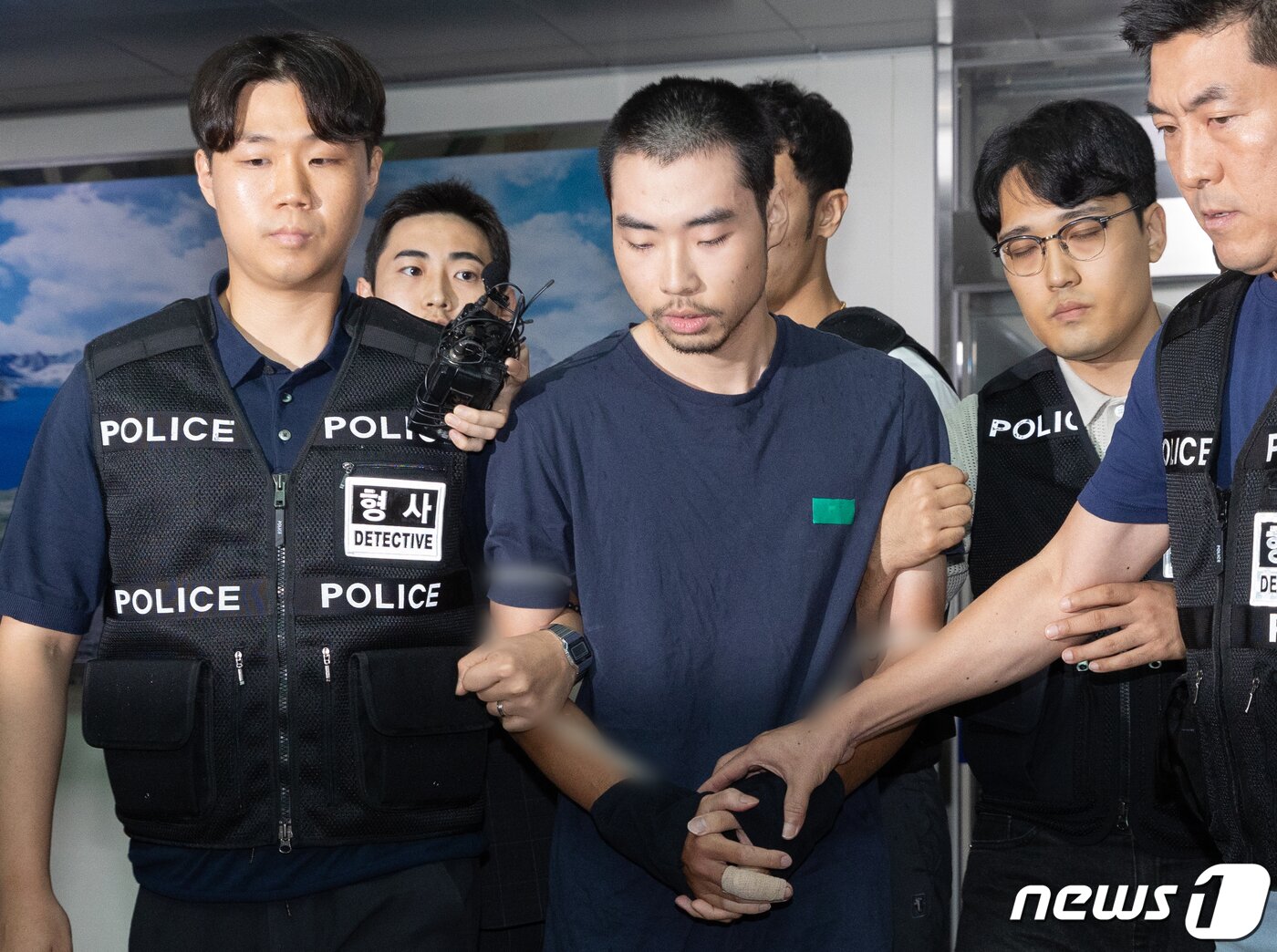 본문 이미지 - 14명의 사상자를 낸 '서현역 흉기난동' 사건의 피의자 최원종이 10일 오전 검찰로 송치되기 위해 경기도 성남시 수정경찰서에서 호송차로 향하고 있다. 2023.8.10/뉴스1 ⓒ News1 이재명 기자