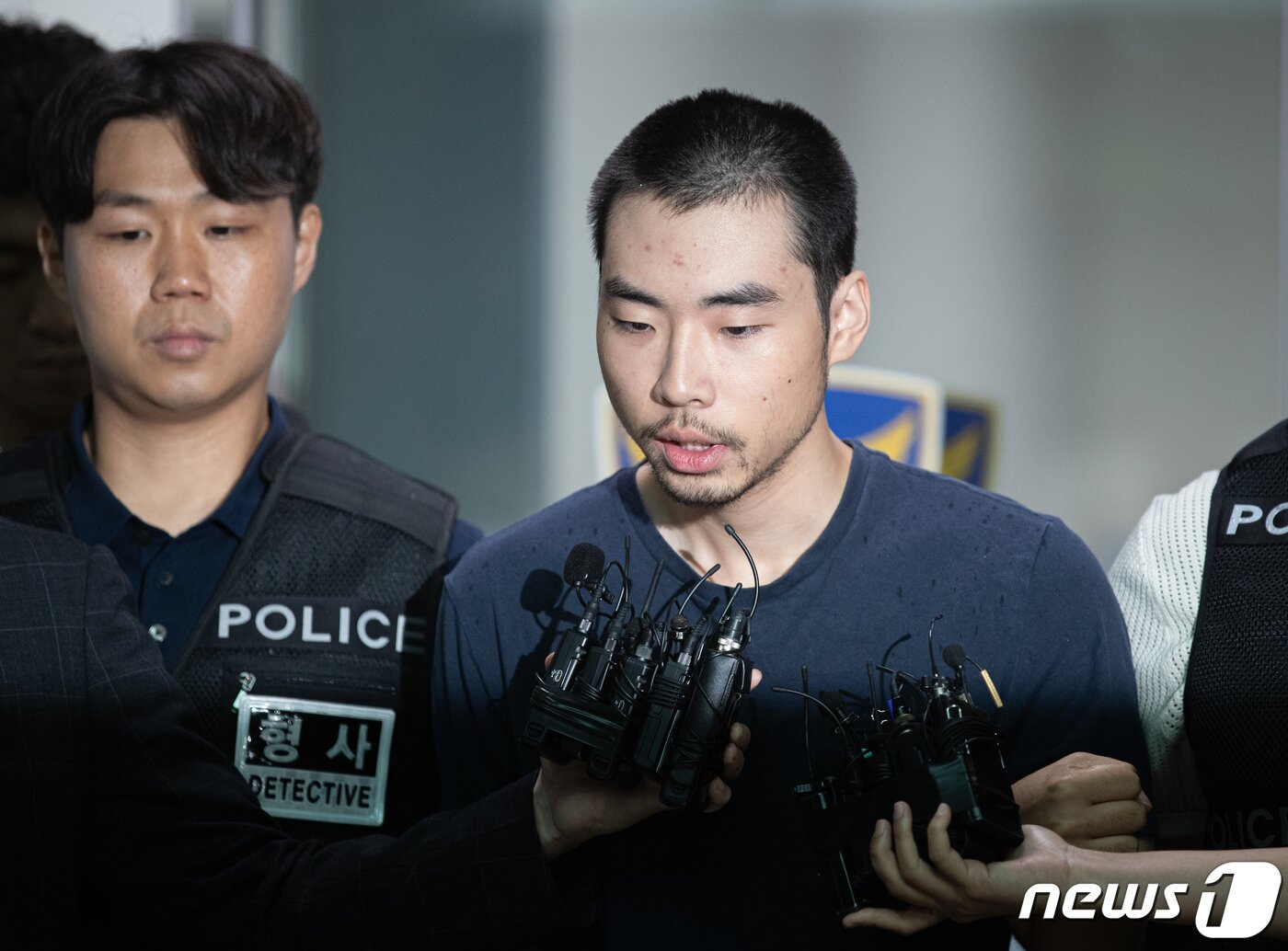 본문 이미지 - 14명의 사상자를 낸 '서현역 흉기난동' 사건의 피의자 최원종이 10일 오전 검찰로 송치되기 위해 경기도 성남시 수정경찰서에서 호송차로 향하고 있다. 2023.8.10/뉴스1 ⓒ News1 이재명 기자