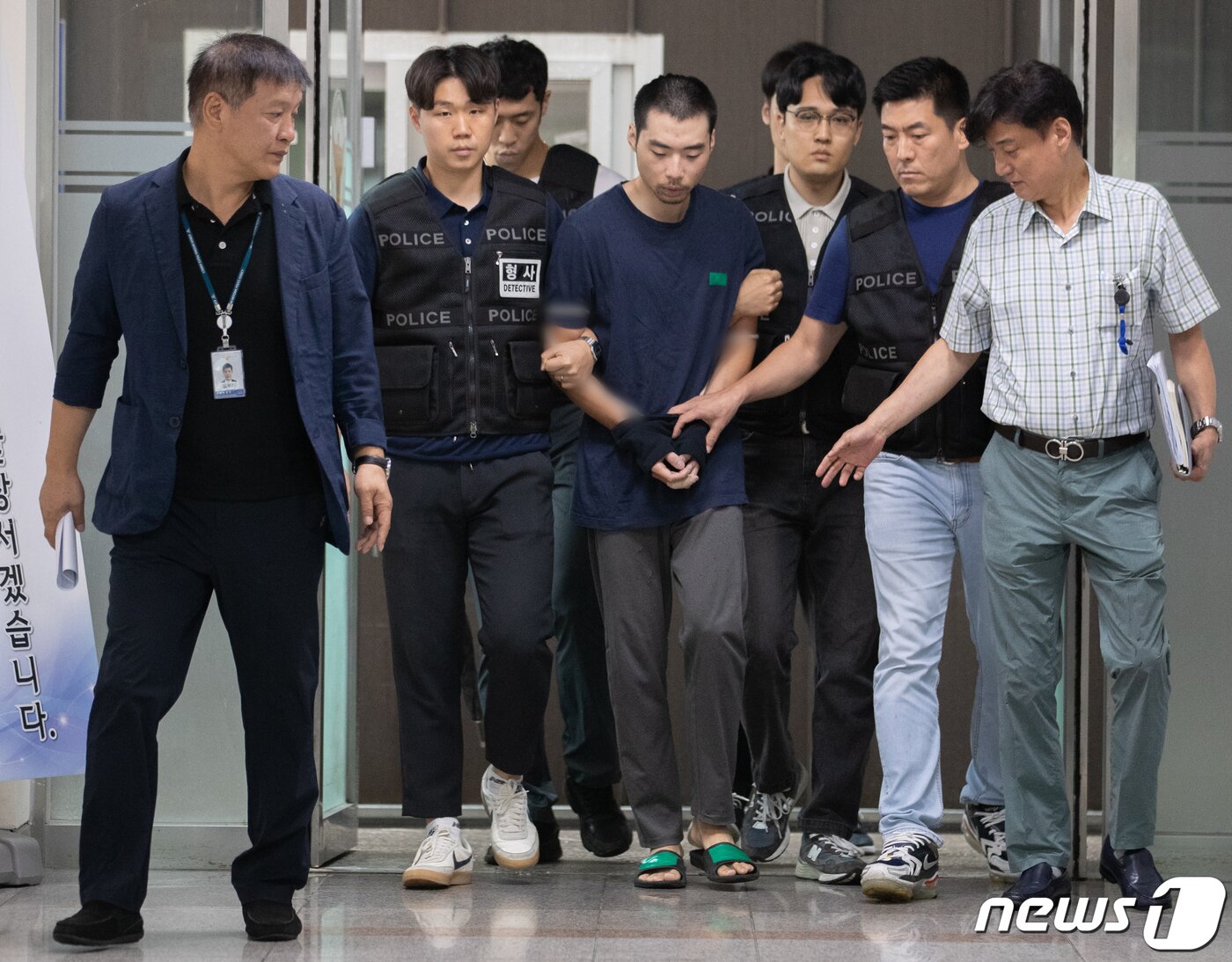 본문 이미지 - 14명의 사상자를 낸 '서현역 흉기난동' 사건의 피의자 최원종이 10일 오전 검찰로 송치되기 위해 경기도 성남시 수정경찰서에서 호송차로 향하고 있다. 2023.8.10/뉴스1 ⓒ News1 이재명 기자
