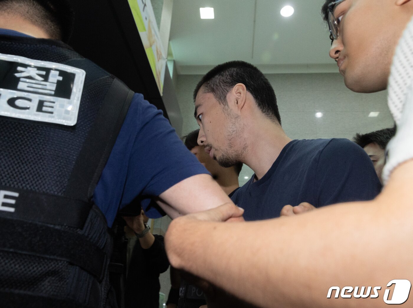 본문 이미지 - 14명의 사상자를 낸 '서현역 흉기난동' 사건의 피의자 최원종이 10일 오전 검찰로 송치되기 위해 경기도 성남시 수정경찰서에서 호송차로 향하고 있다. 2023.8.10/뉴스1 ⓒ News1 이재명 기자