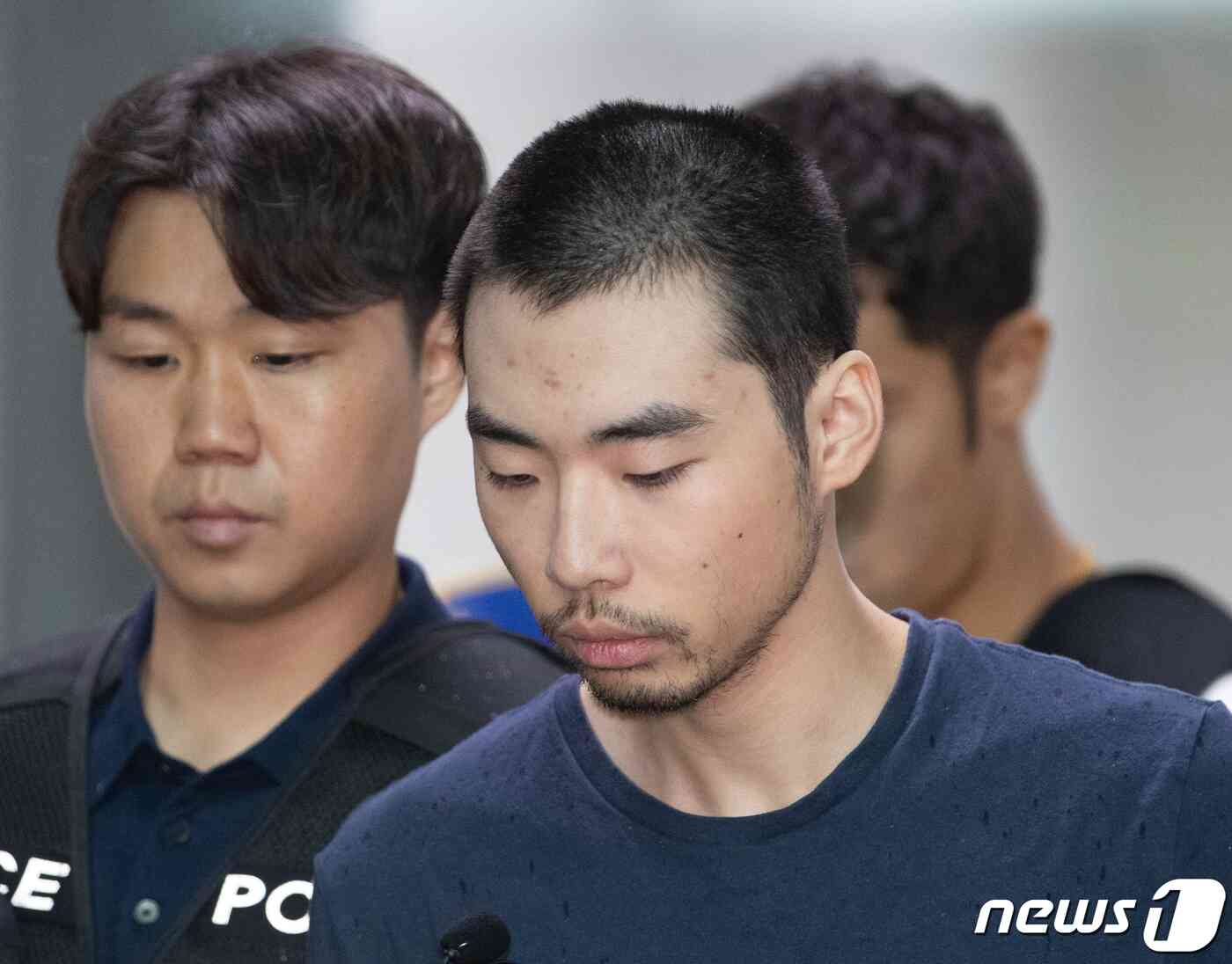 14명의 사상자를 낸 '서현역 흉기난동' 사건의 피의자 최원종이 10일 오전 검찰로 송치되기 위해 경기도 성남시 수정경찰서에서 호송차로 향하고 있다. 2023.8.10/뉴스1 © News1 이재명 기자
