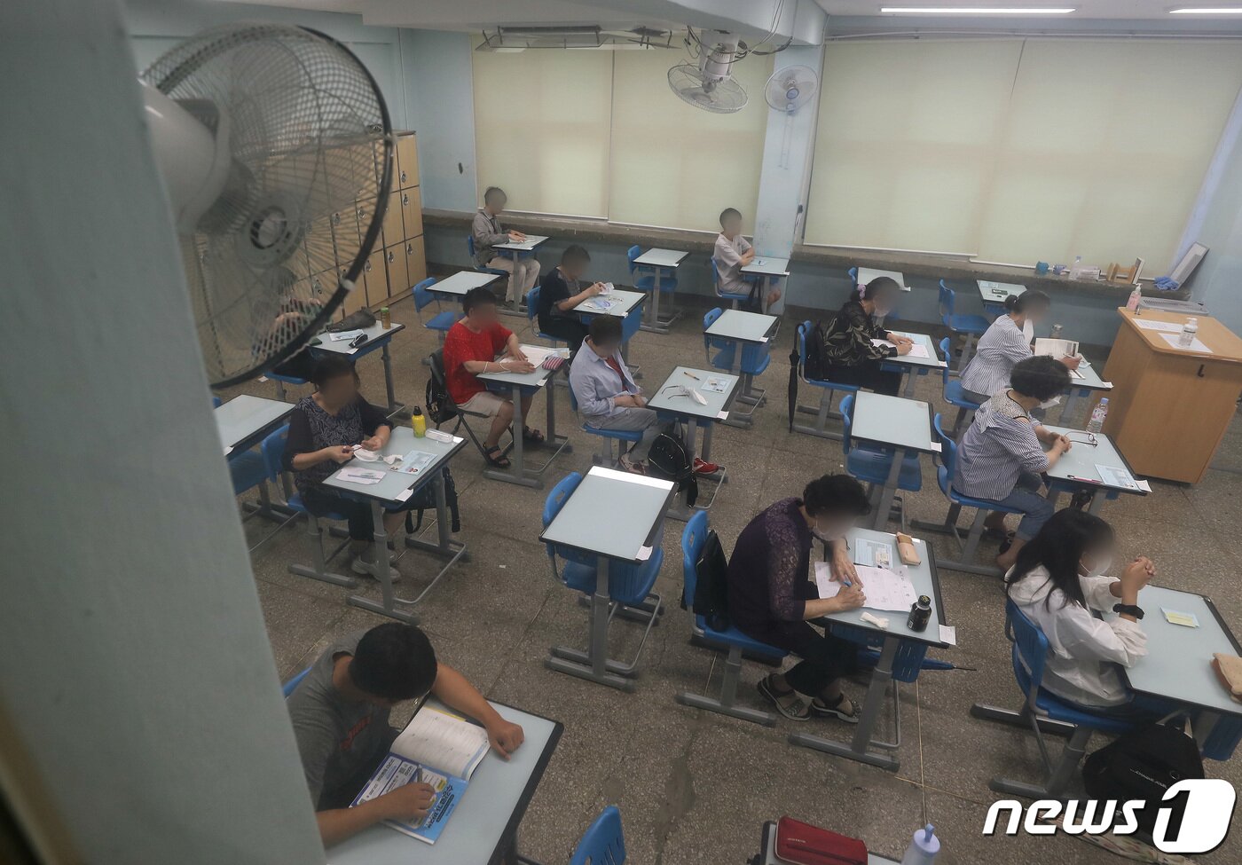 본문 이미지 - 2023년도 제2회 초·중·고졸 학력인정 검정고시가 실시된 10일 오전 서울 용산구 선린중학교 고사장에서 응시생들이 시험을 준비하고 있다. 2023.8.10/뉴스1 ⓒ News1 이동해 기자