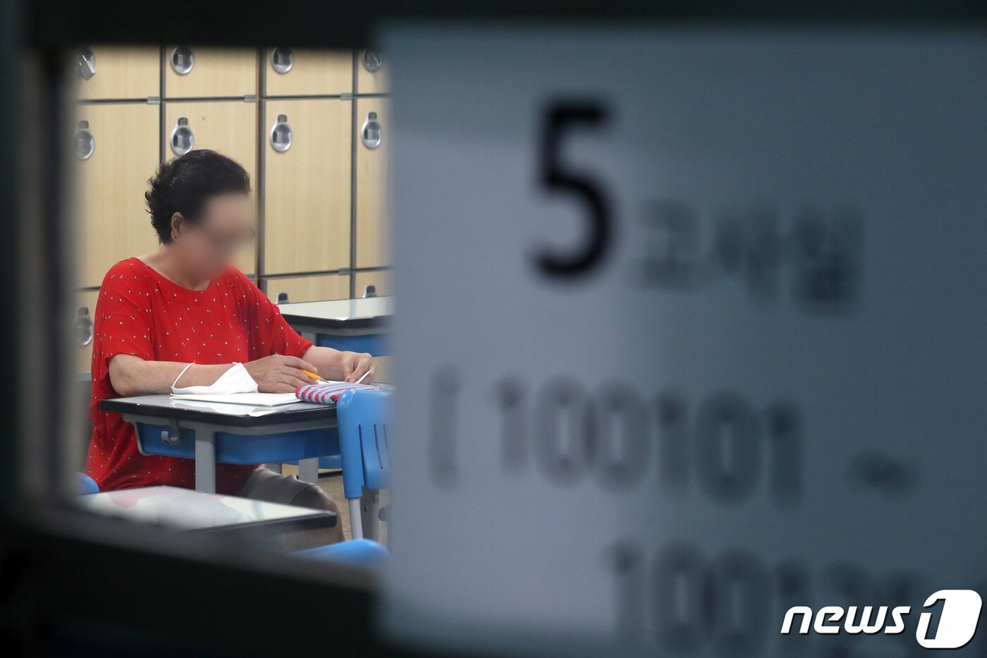 본문 이미지 - 2023년도 제2회 초·중·고졸 학력인정 검정고시가 실시된 10일 오전 서울 용산구 선린중학교 고사장에서 응시생들이 시험을 준비하고 있다. 2023.8.10/뉴스1 ⓒ News1 이동해 기자