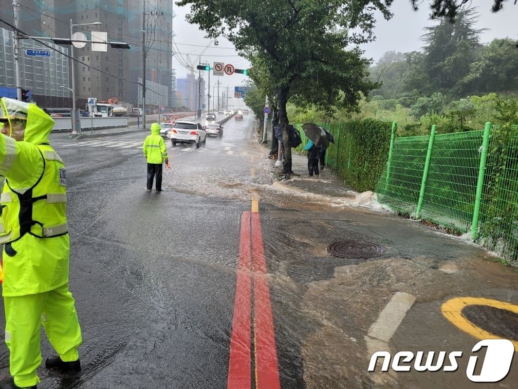 10일 오전 8시15분께 부산 동래구 해양자연사박물관 앞에 물이 흘러내리고 있어 1개 차선이 통제되고 있다. &#40;부산경찰청 제공&#41;