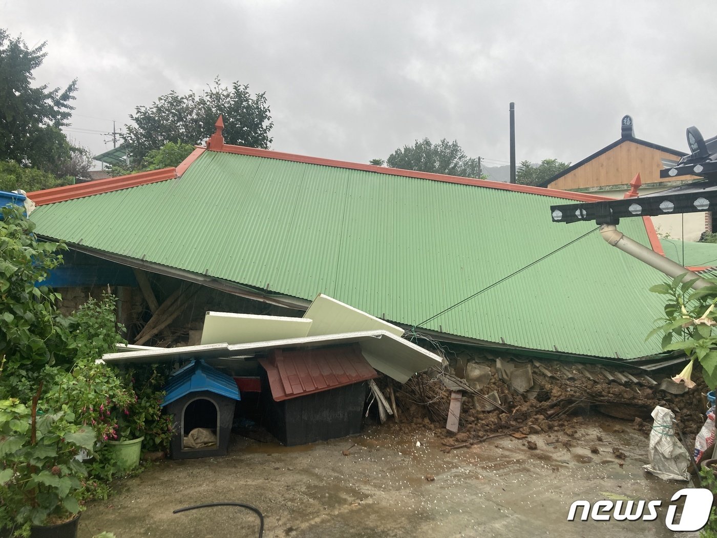 제6호 태풍 &#39;카눈&#39;이 상륙한 10일 오전 8시46분쯤 전남 곡성군 곡성읍 학정리의 한 주택이 비바람에 붕괴돼 소방당국이 조치하고 있다. &#40;전남소방본부 제공&#41; 2023.8.10/뉴스1 ⓒ News1 이수민 기자