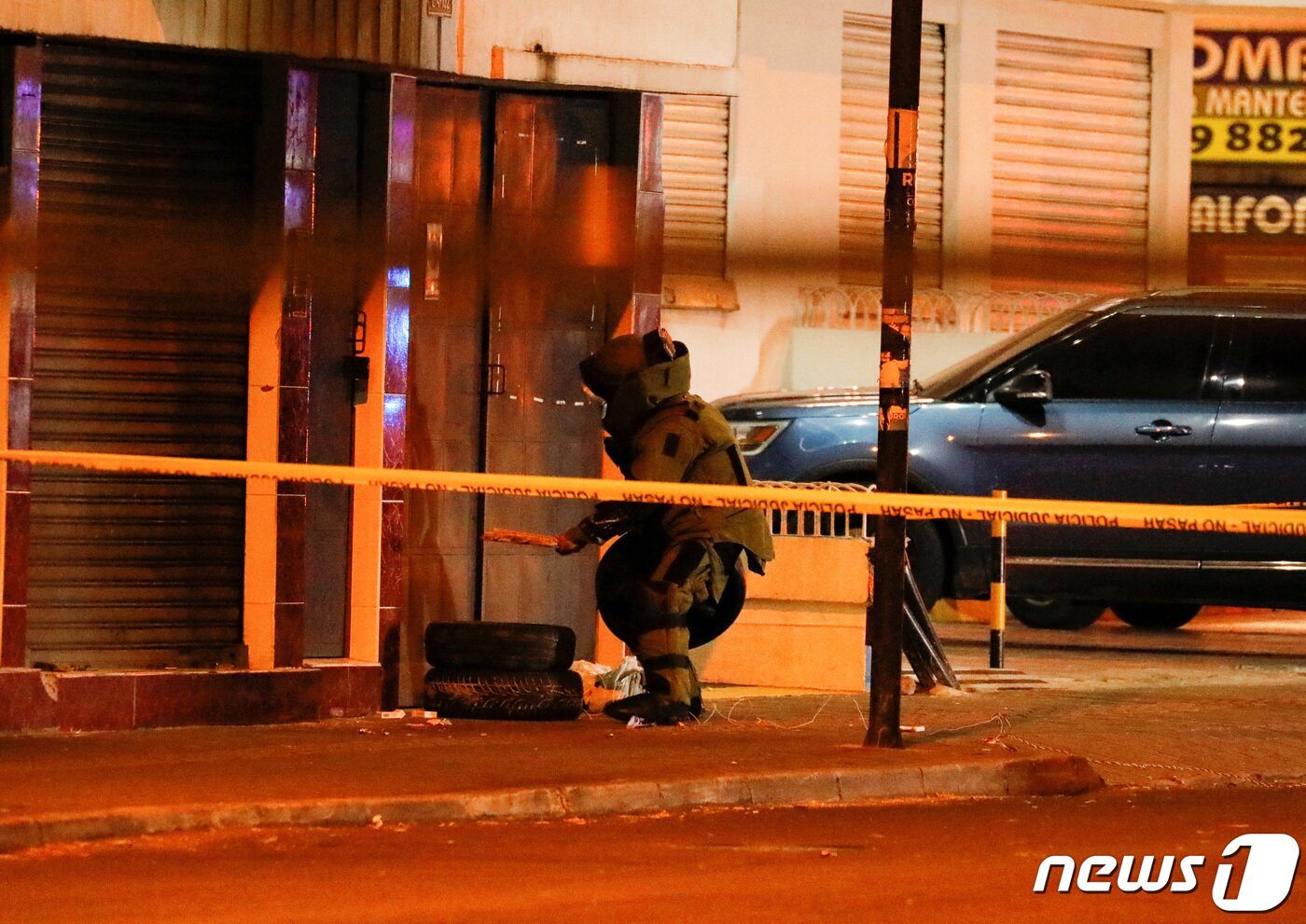 본문 이미지 - 9일(현지시간) 에콰도르 대선 후보 페르난도 비야비센시오가 사망한 키토 집회 장소 밖에 남겨진 폭발물 장치를 보안 요원이 처리하고 있다. 2023.08.10/ ⓒ 로이터=뉴스1 ⓒ News1 김형준 기자