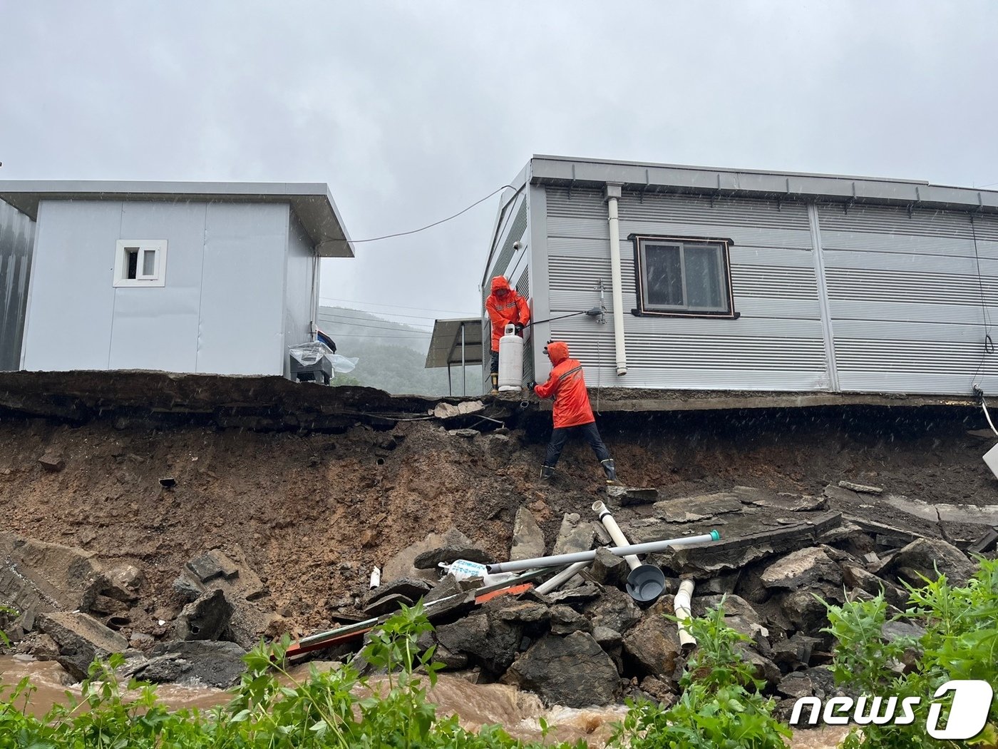 10일 오전 9시쯤 고령군 성산면 한 공장 축대가 붕괴돼 출동한 소방관이 LPG가스통을 철거하고 있다.&#40;경북소방본부 제공&#41; 2023.8.10/뉴스1 ⓒ News1 정우용 기자