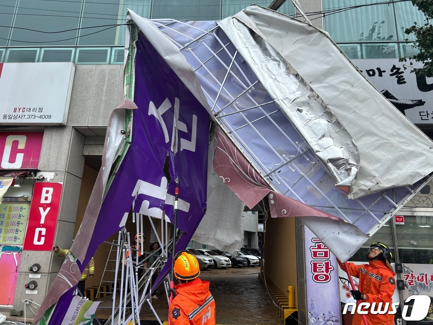 10일 오전 9시58분쯤 전남 화순군 화순읍 향청리의 한 건물 간판이 강한 비바람에 꺾여 소방당국이 제거하고 있다. &#40;전남소방본부 제공&#41; 2023.8.10/뉴스1 ⓒ News1 이수민 기자