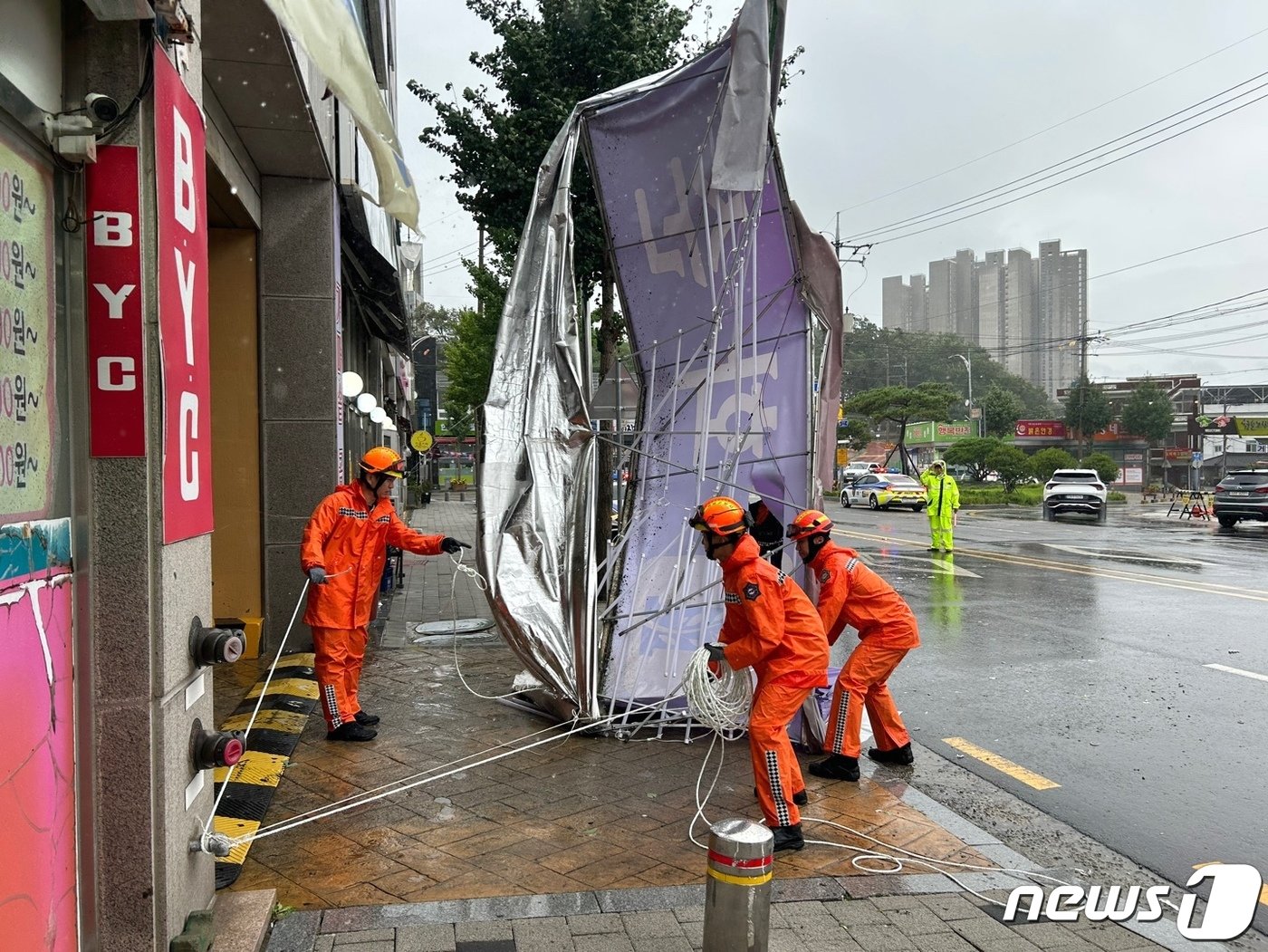 10일 오전 9시58분쯤 전남 화순군 화순읍 향청리의 한 건물 간판이 강한 비바람에 꺾여 소방당국이 제거하고 있다. &#40;전남소방본부 제공&#41; 2023.8.10/뉴스1 ⓒ News1 이수민 기자