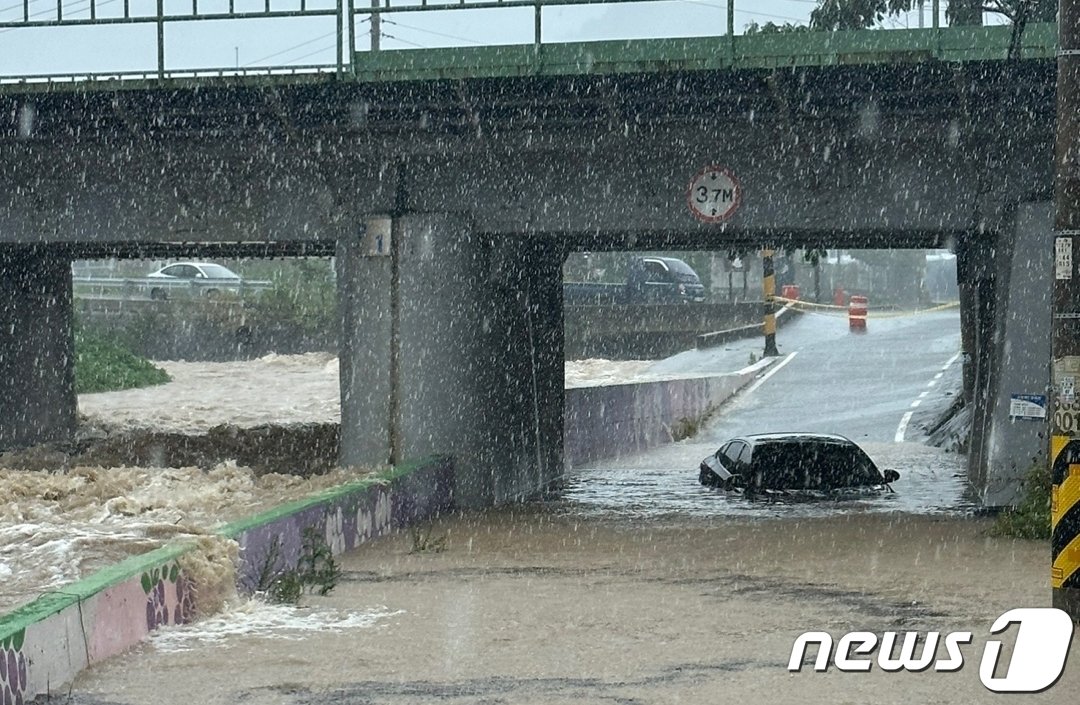 10일 오전 9시 45분쯤 경산시 남천면 산전리 한 지하차도에 태풍 &#39;카눈&#39; 영향으로 옆 하천물이 범람하면서 차도를 지나가던 차량 1대가 고립됐다. &#40;경북소방본부 제공&#41; 2023.8.10/뉴스1 ⓒ News1 정우용 기자