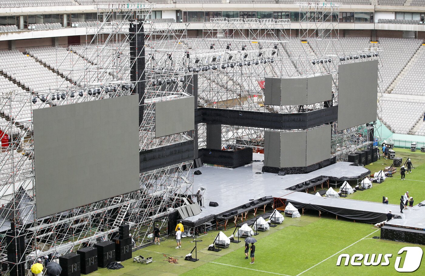 본문 이미지 - '2023 새만금 세계 스카우트 잼버리 K팝 콘서트'를 하루 앞둔 10일 서울 마포구 서울월드컵경기장에서 작업자들이 무대를 설치하고 있다. 2023.8.10/뉴스1 ⓒ News1 김도우 기자