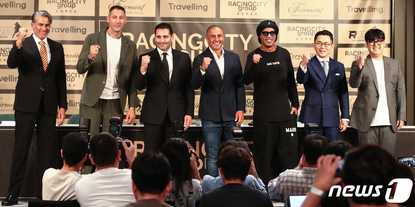 본문 이미지 - 10일 오전 서울 영등포구 페어몬트 앰배서더 서울에서 열린 라싱시티그룹 초청 축구 레전드 3인 기자회견에서 참석자들이 기념촬영을 하고 있다. 왼쪽 두번째부터 마르코 마테라치, 라싱시티그룹 공동창립자 모리스 파그니엘로, 파비고 칸나바로, 호나우지뉴. 2023.8.10/뉴스1 ⓒ News1 김민지 기자