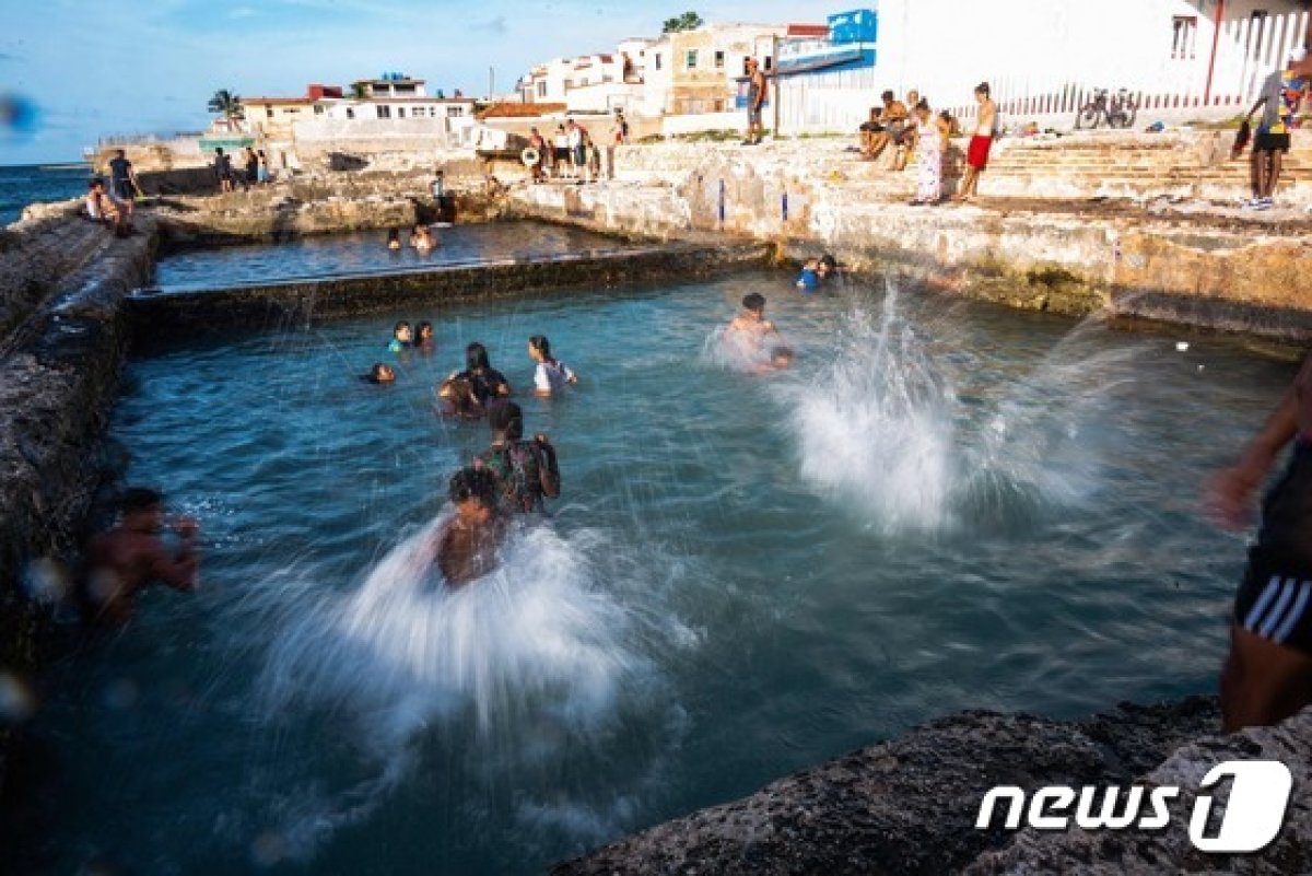 쿠바 아바나 시민들이 해안가 자연 수영장을 찾아 더위를 식히고 있다© AFP=뉴스1