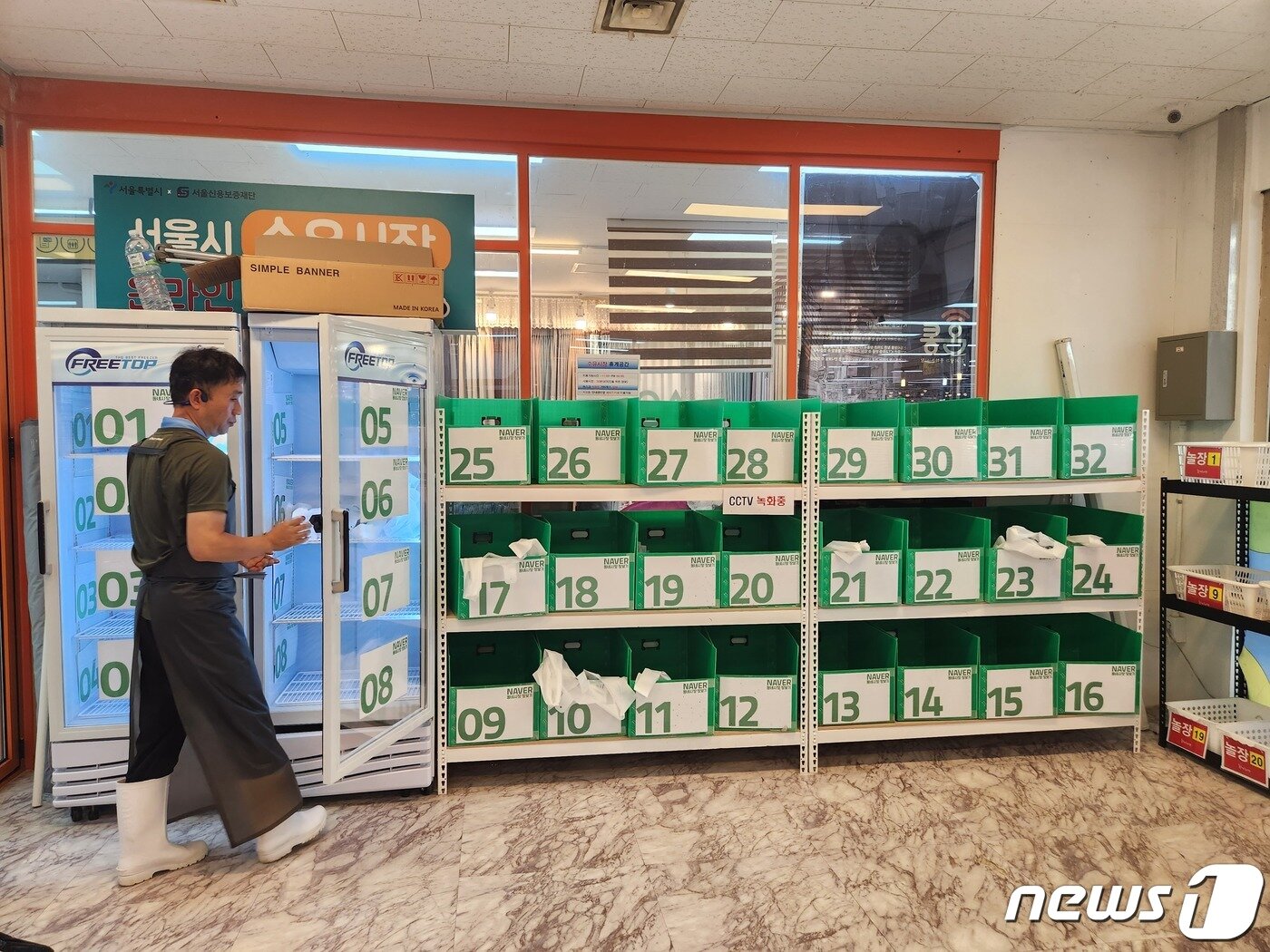 본문 이미지 - 디지털전통시장 사업이 추진 중인 서울 강북구 수유전통시장의 배송센터 모습